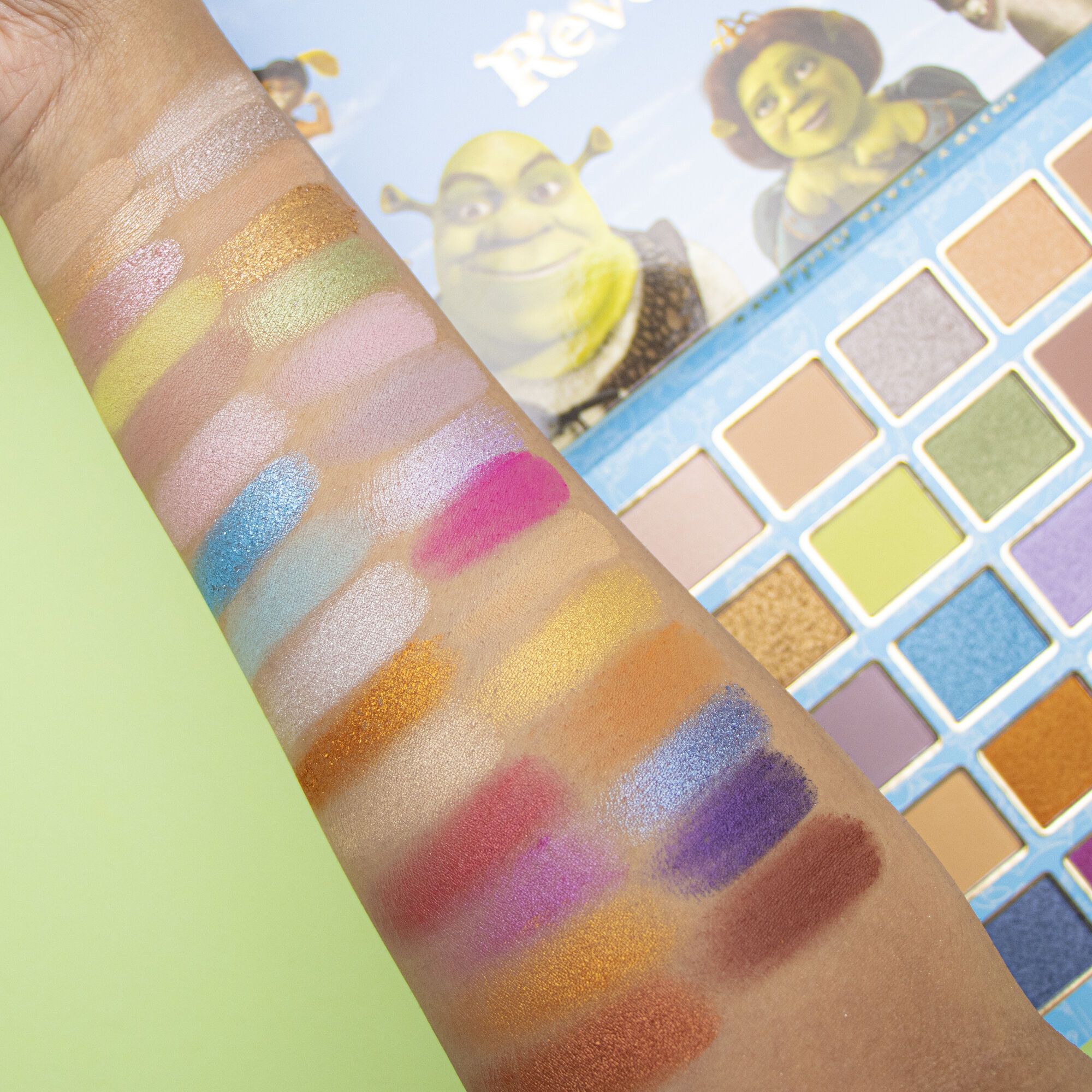 Shrek x I Heart Revolution - Eyeshadow Palette Shrek x I Heart Revolution - Eyeshadow Palette